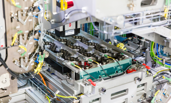 Präzises Fügen von Teilen – Montageanlage-Technologie Fügen & Verbinden einzelner Komponenten – Montageanlage esmo automation