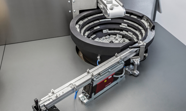 Vereinzelung mit Rütteltopf in Montageanlage – esmo automation Rütteltopf-Vereinzelung – Zuführungskomponente Montageanlage