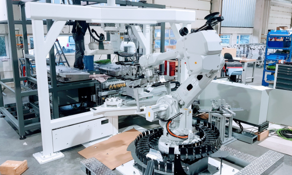 Roboterzelle für flexible industrielle Automatisierung Roboterzelle für industrielle Automatisierung im Build-to-Print Sondermaschinenbau